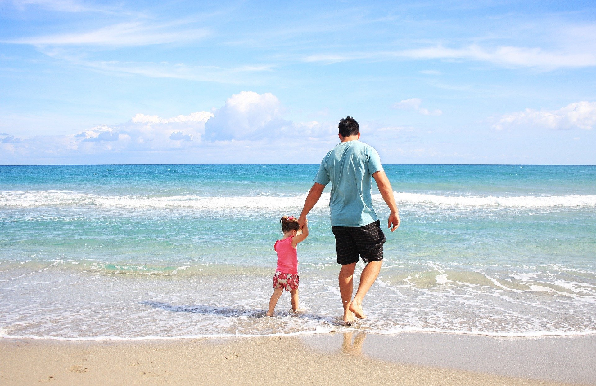 Padre e hija en la playa
